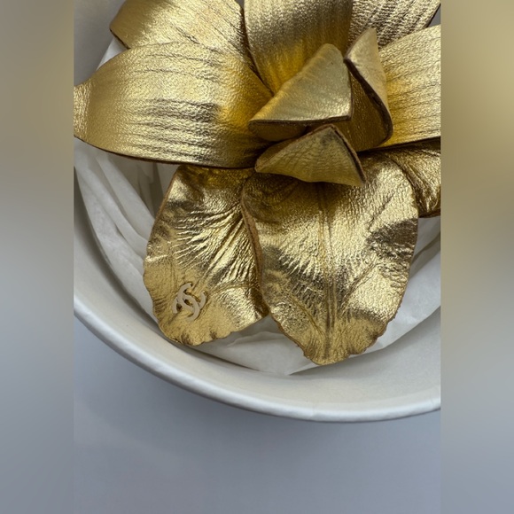 New! Chanel Gold Leather brooch limited to Europe - Picture 4 of 9